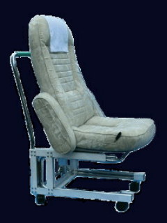 楽々移動椅子の側面図：脚部が横から見てコの字型です。